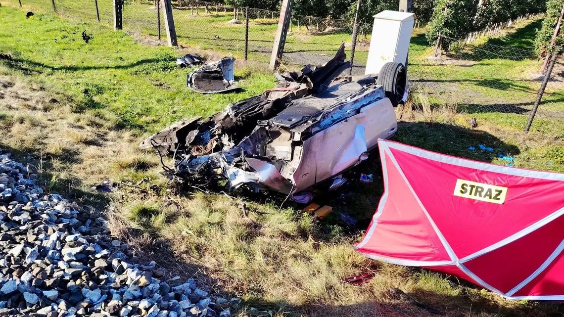 Tragiczny wypadek na przejeździe kolejowym. Nie żyje 21-letni kierowca BMW, 16-latka jest ranna Tragiczny wypadek na przejeździe kolejowym. Nie żyje 21-letni kierowca BMW, 16-latka jest ranna