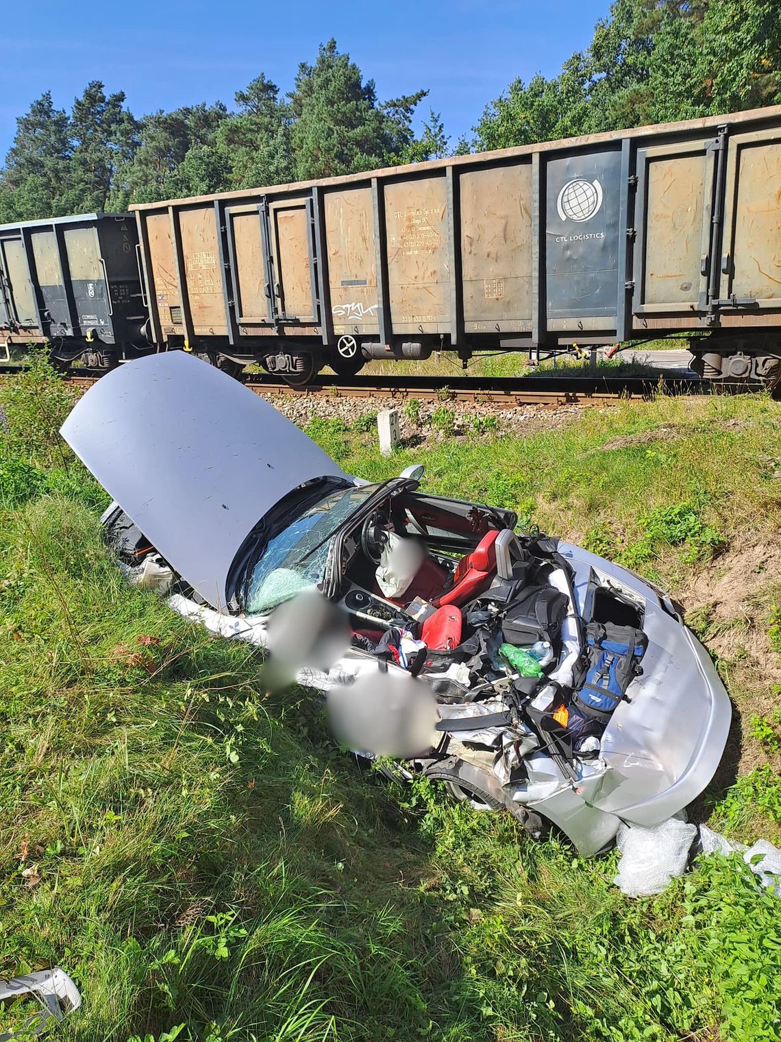 Tragiczny wypadek na przejeździe kolejowym. Osobówka wjechała pod pociąg, zginęła pasażerka BMW