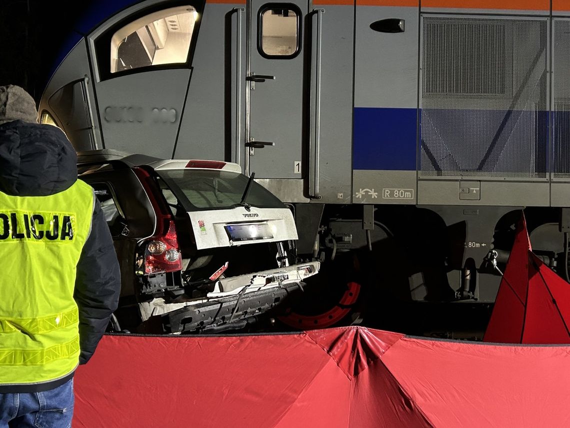 Tragiczny wypadek na przejeździe kolejowym. Zginęło pięć osób, w tym dwoje dzieci [FOTO]