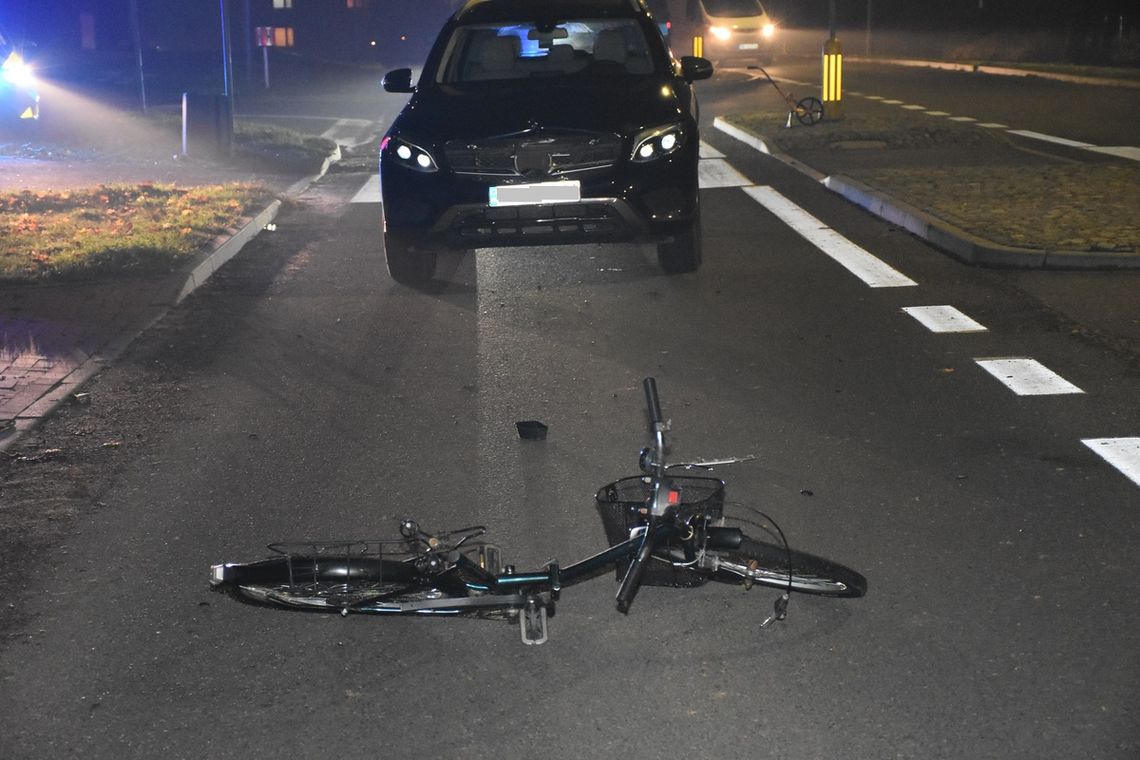Tragiczny wypadek na przejściu dla pieszych. Kierujący mercedesem wjechał w kobietę prowadzącą rower
