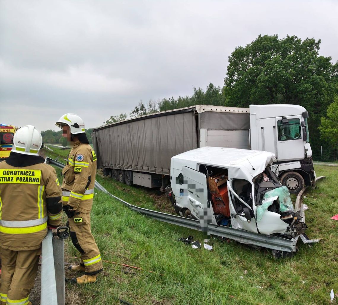 Tragiczny wypadek na S12. Wystrzał opony w ciężarówce doprowadził do czołowego zderzenia Tragiczny wypadek na S12. Wystrzał opony w ciężarówce doprowadził do czołowego zderzenia