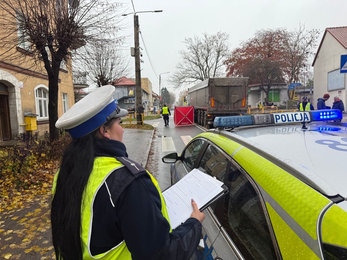 Tragiczny wypadek na skrzyżowaniu. Kierujący ciężarówką śmiertelnie potrącił starszą kobietę