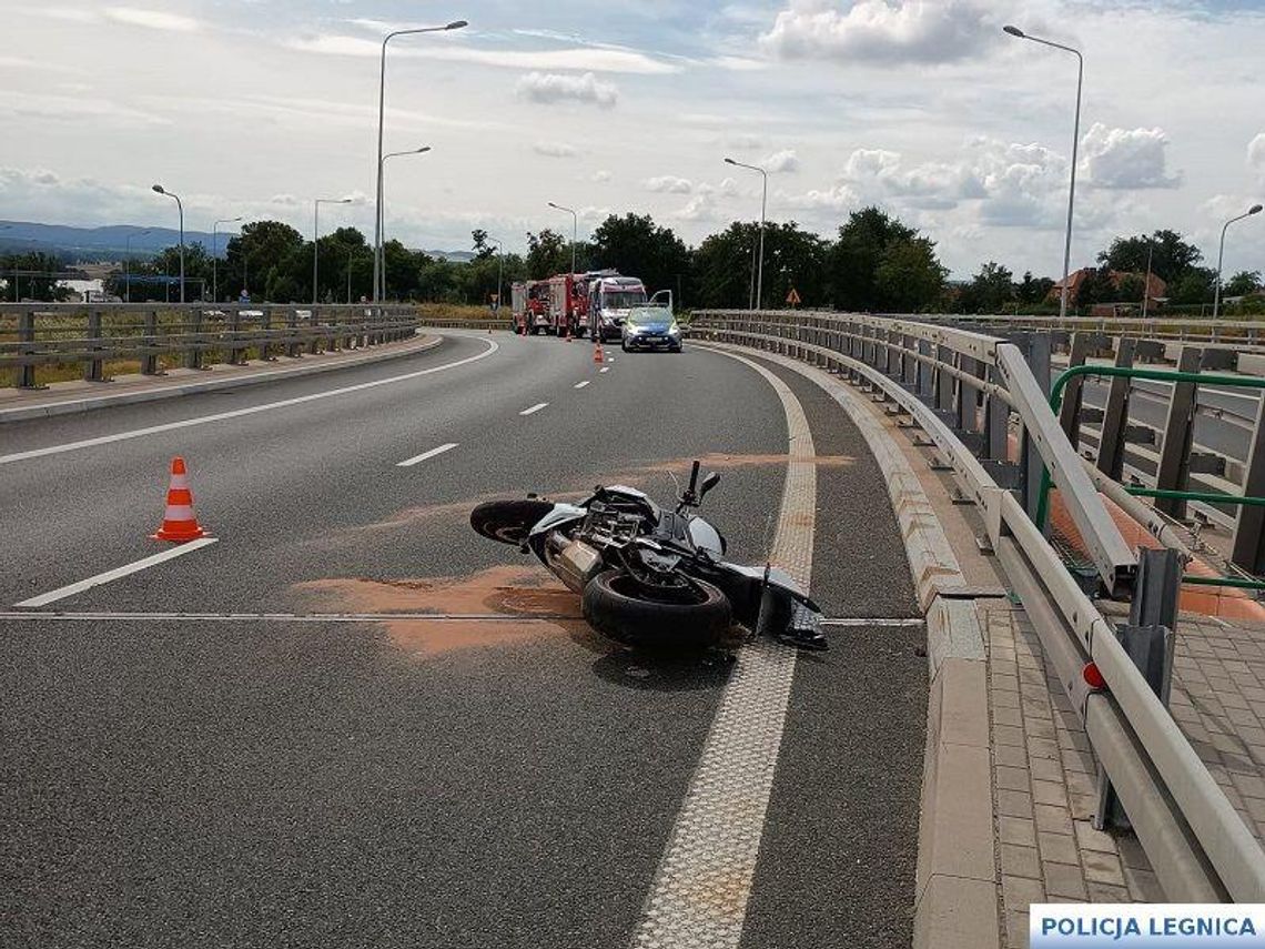 Tragiczny wypadek na węźle autostrady A4 i drogi S3. Motocyklista zginął po uderzeniu w barierę