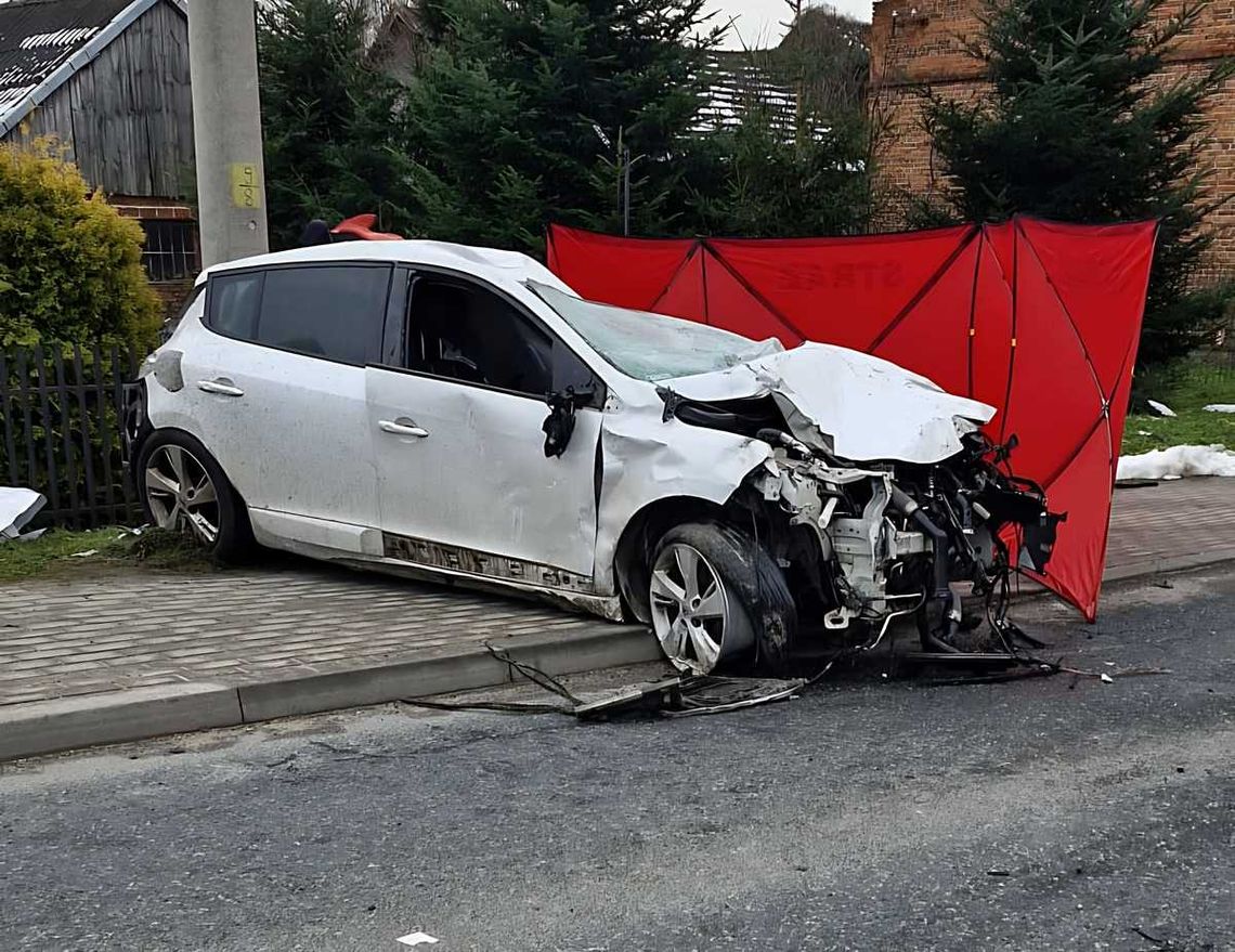Tragiczny wypadek o poranku. 21-letni kierowca zginął po wjechaniu samochodem w słup Tragiczny wypadek o poranku. 21-letni kierowca zginął po wjechaniu samochodem w słup
