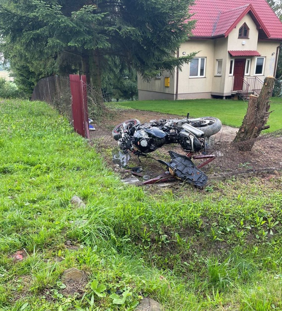 Tragiczny wypadek o poranku. Młody motocyklista zginął po wjechaniu w ogrodzenie posesji