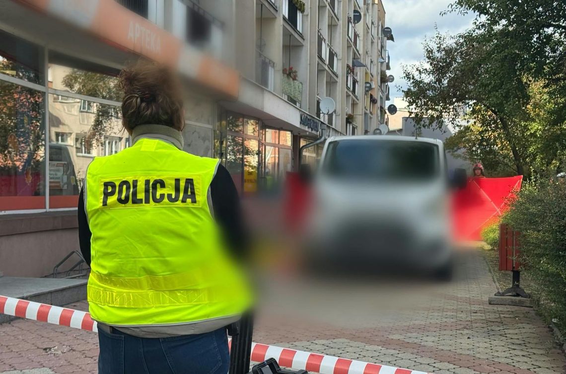 Tragiczny wypadek podczas cofania. Piesza zginęła pod kołami dostawczego Forda Tragiczny wypadek podczas cofania. Piesza zginęła pod kołami dostawczego Forda
