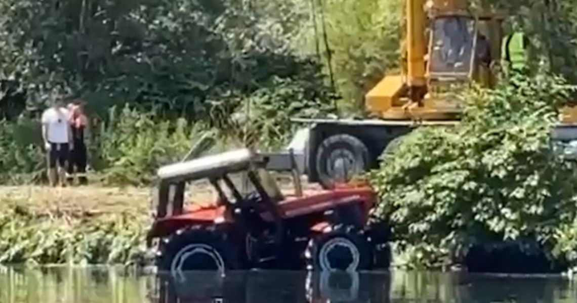 Tragiczny wypadek podczas koszenia traw. Ciągnik wpadł do rzeki, kierowca utonął na oczach kolegi