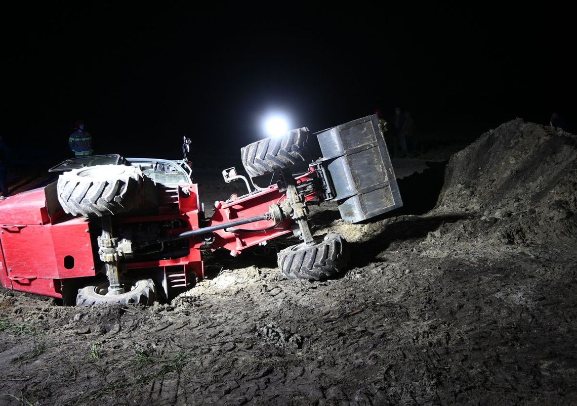 Tragiczny wypadek podczas prac w gospodarstwie. Mężczyzna przygnieciony przez ładowarkę przegubową