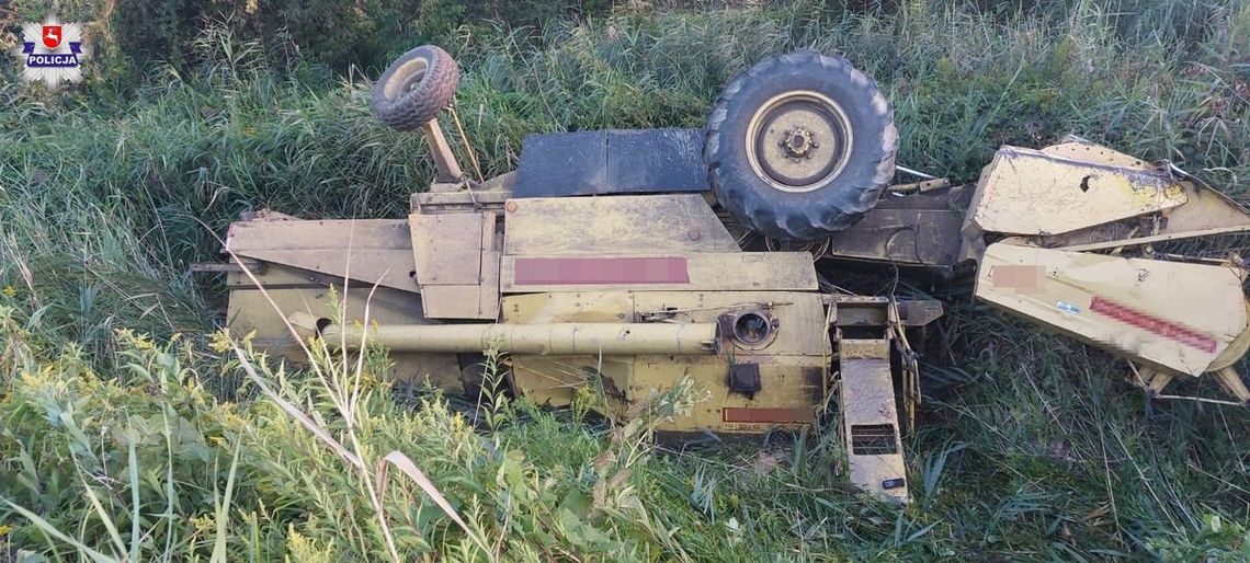 Tragiczny wypadek podczas pracy na polu. Kombajn wjechał do starorzecza i przewrócił się, zginął 56-latek