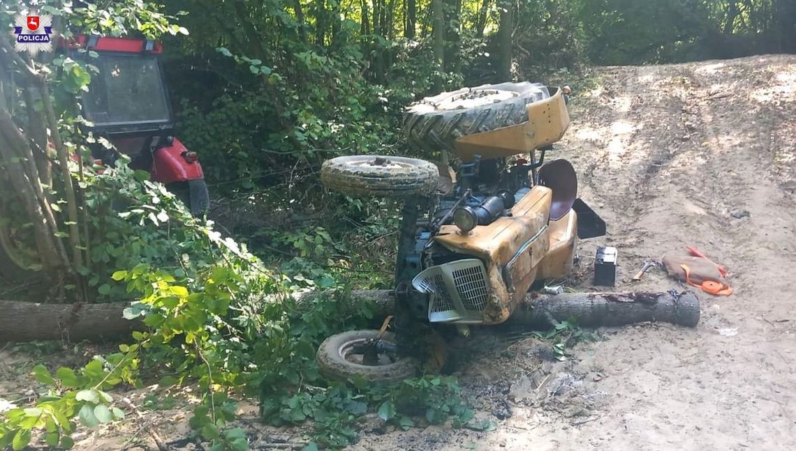 Tragiczny wypadek podczas transportu drewna. Ciągnik przewrócił się i przygniótł mężczyznę