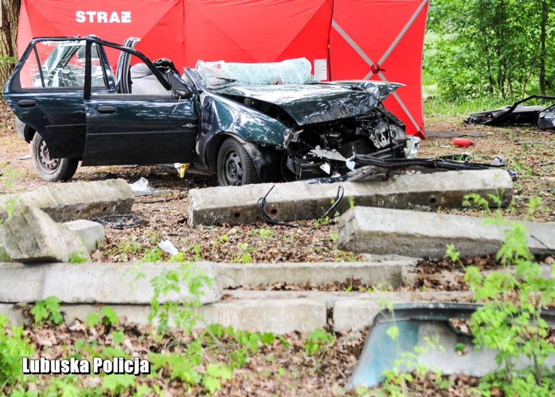 Tragiczny wypadek trójki nastolatków. Ford dachował i uderzył w mur [FOTO]