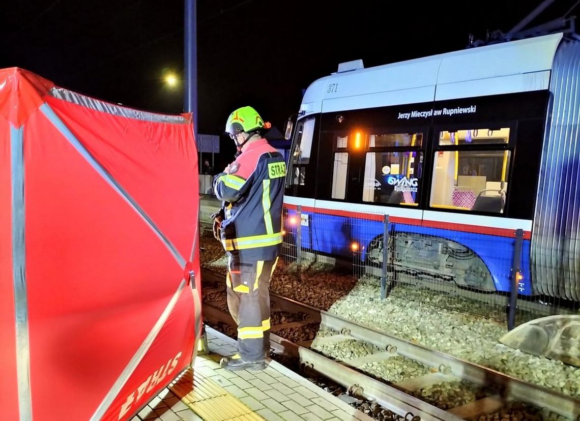 Tragiczny wypadek w Bydgoszczy. Tramwaj przejechał po mężczyźnie leżącym na torach Tragiczny wypadek w Bydgoszczy. Tramwaj przejechał po mężczyźnie leżącym na torach
