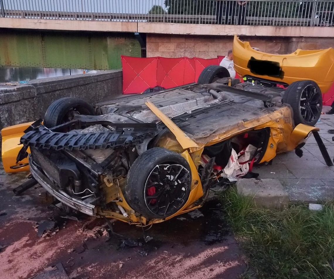 Tragiczny wypadek w Krakowie. Renault dachowało, zginęli czterej młodzi mężczyźni