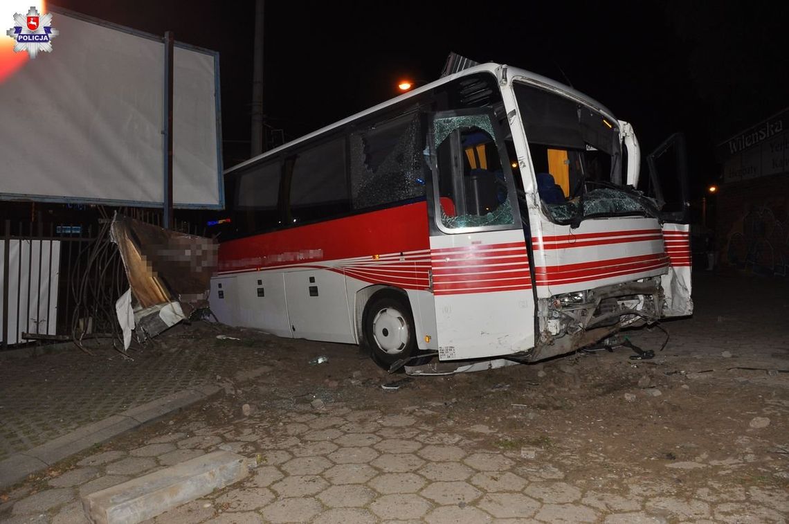Tragiczny wypadek w Lublinie. Autokar ściął sygnalizator i uderzył w ogrodzenie, kierowca nie żyje