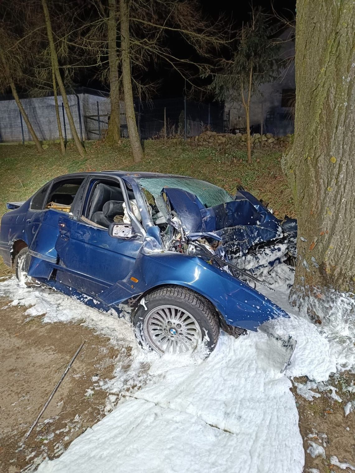 Tragiczny wypadek w noc wigilijną. 24-letni kierowca zginął po wjechaniu autem w drzewo