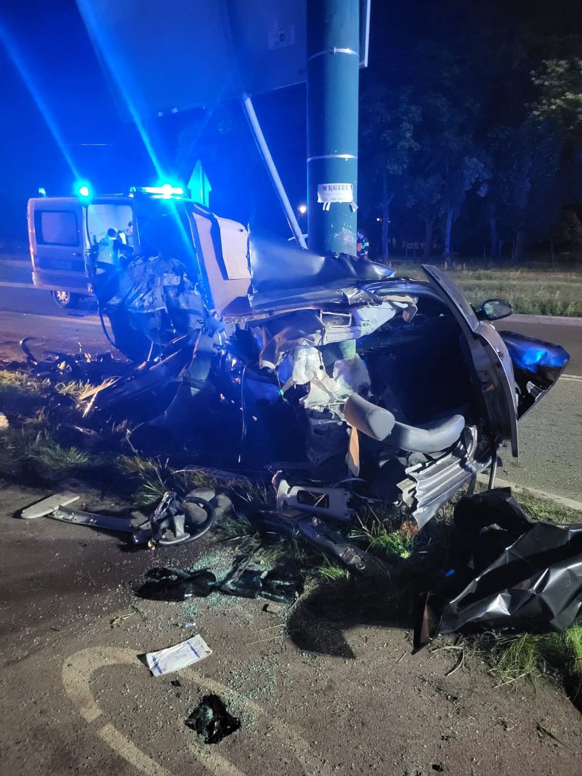 Tragiczny wypadek w nocy. Samochód z impetem uderzył w słup, dwie osoby zginęły na miejscu Tragiczny wypadek w nocy. Samochód z impetem uderzył w słup, dwie osoby zginęły na miejscu