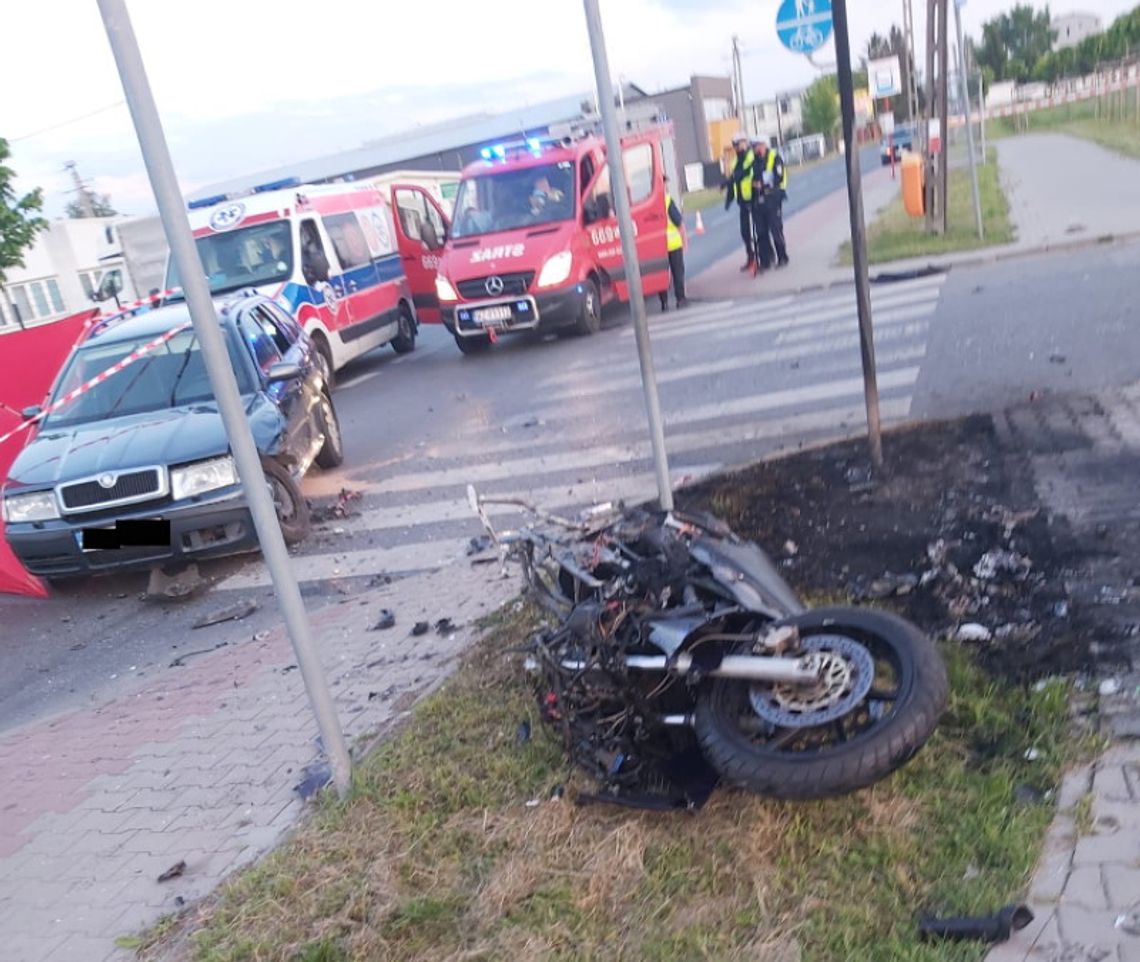 Tragiczny wypadek z udziałem motocykla i osobówki. Kierowca jednośladu zmarł na miejscu