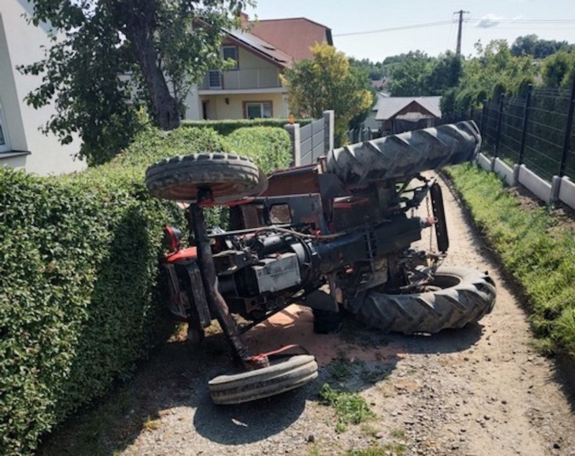 Traktorzysta zaliczył wywrotkę na prostej drodze. Kierował mając blisko 3,5 promila we krwi
