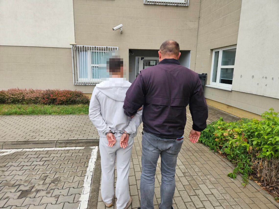 Transakcja na podwórzu i próba pozbycia się dowodów przez okno. Diler i klient w rękach policjantów Transakcja na podwórzu i próba pozbycia się dowodów przez okno. Diler i klient w rękach policjantów