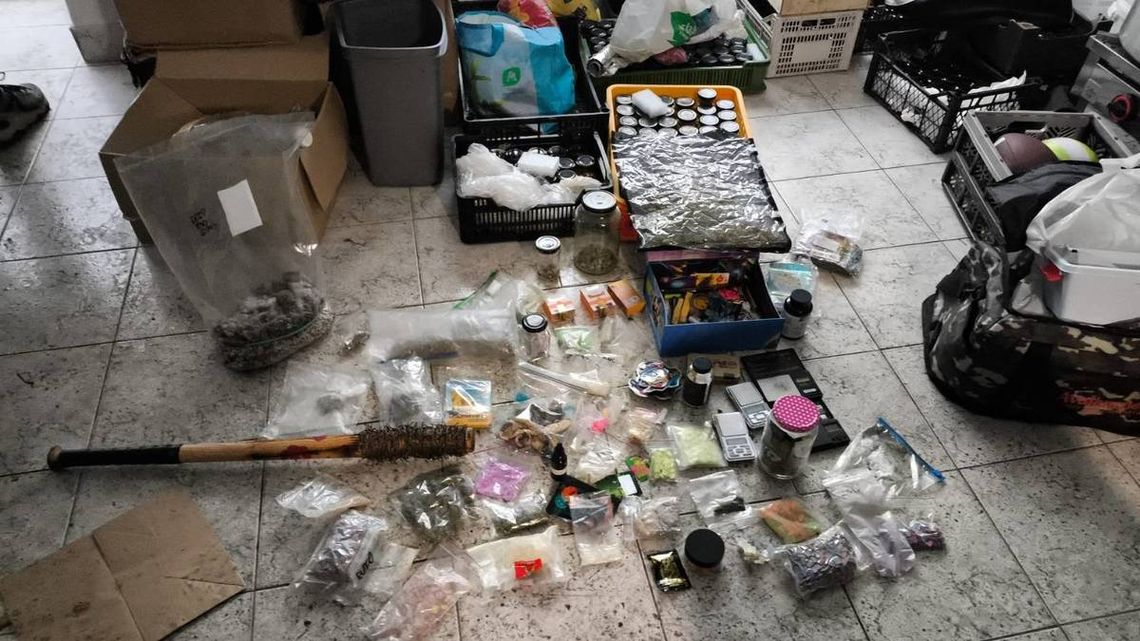 Transakcja narkotykowa na ulicy. Policjanci zatrzymali dilera i jego klienta na gorącym uczynku