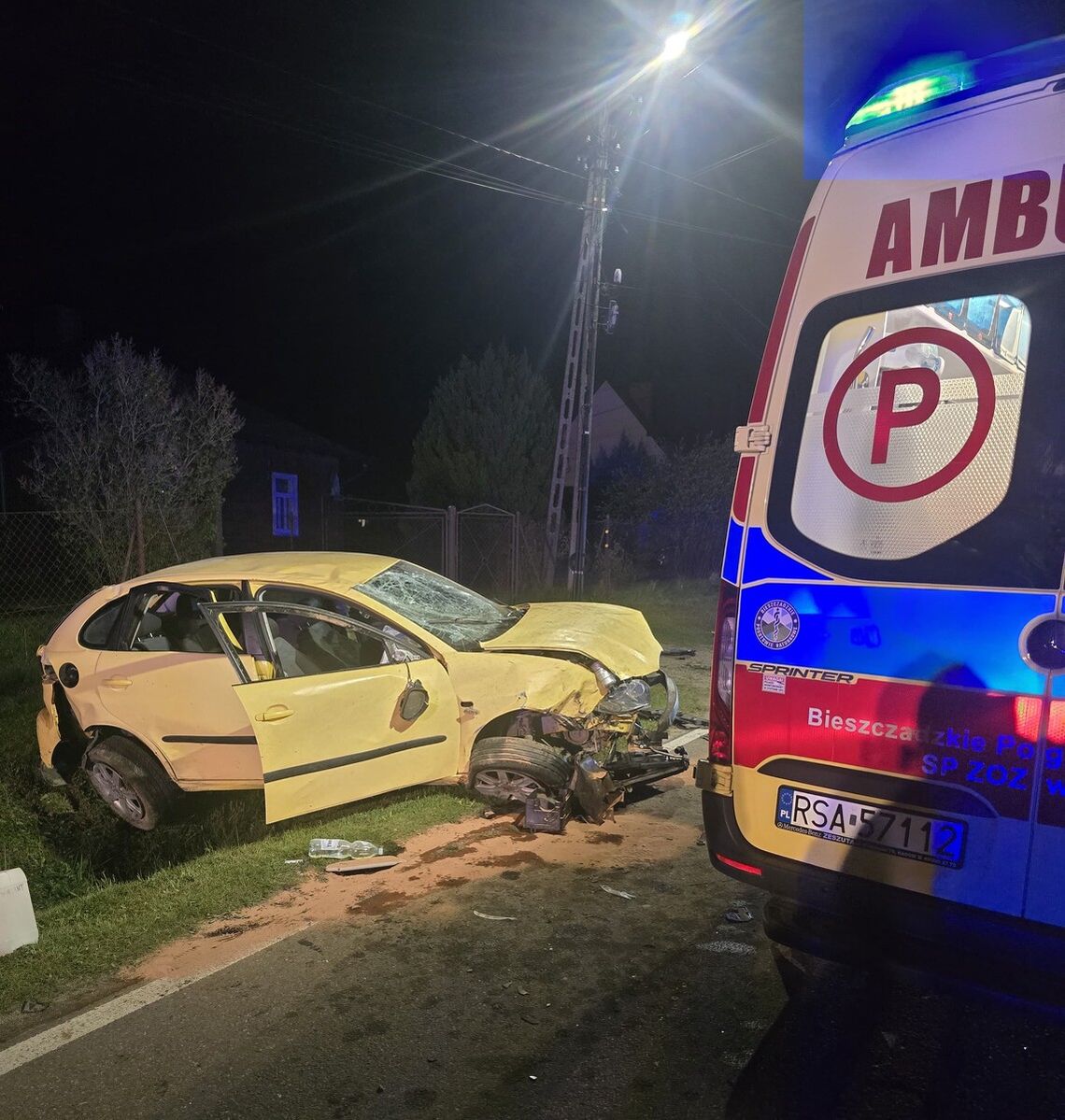 Troje młodych ludzi rannych po dachowaniu Seata. Sprawcą wypadku 17-latek bez prawa jazdy