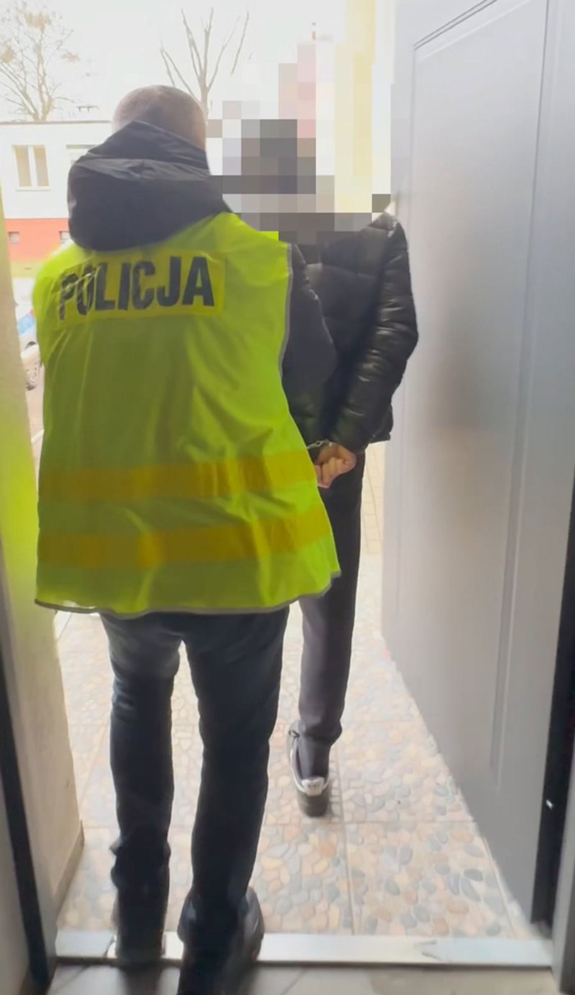 Troje nastolatków pobiło niepełnosprawnego mężczyznę. Wpadli przez filmik zamieszczony w internecie Troje nastolatków pobiło niepełnosprawnego mężczyznę. Wpadli przez filmik zamieszczony w internecie