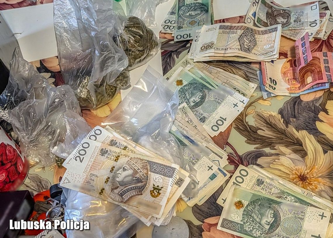 Tropili go przez kilka miesięcy. Wpadł z blisko 3 kg narkotyków, zatrzymano też 3 osoby Tropili go przez kilka miesięcy. Wpadł z blisko 3 kg narkotyków, zatrzymano też 3 osoby