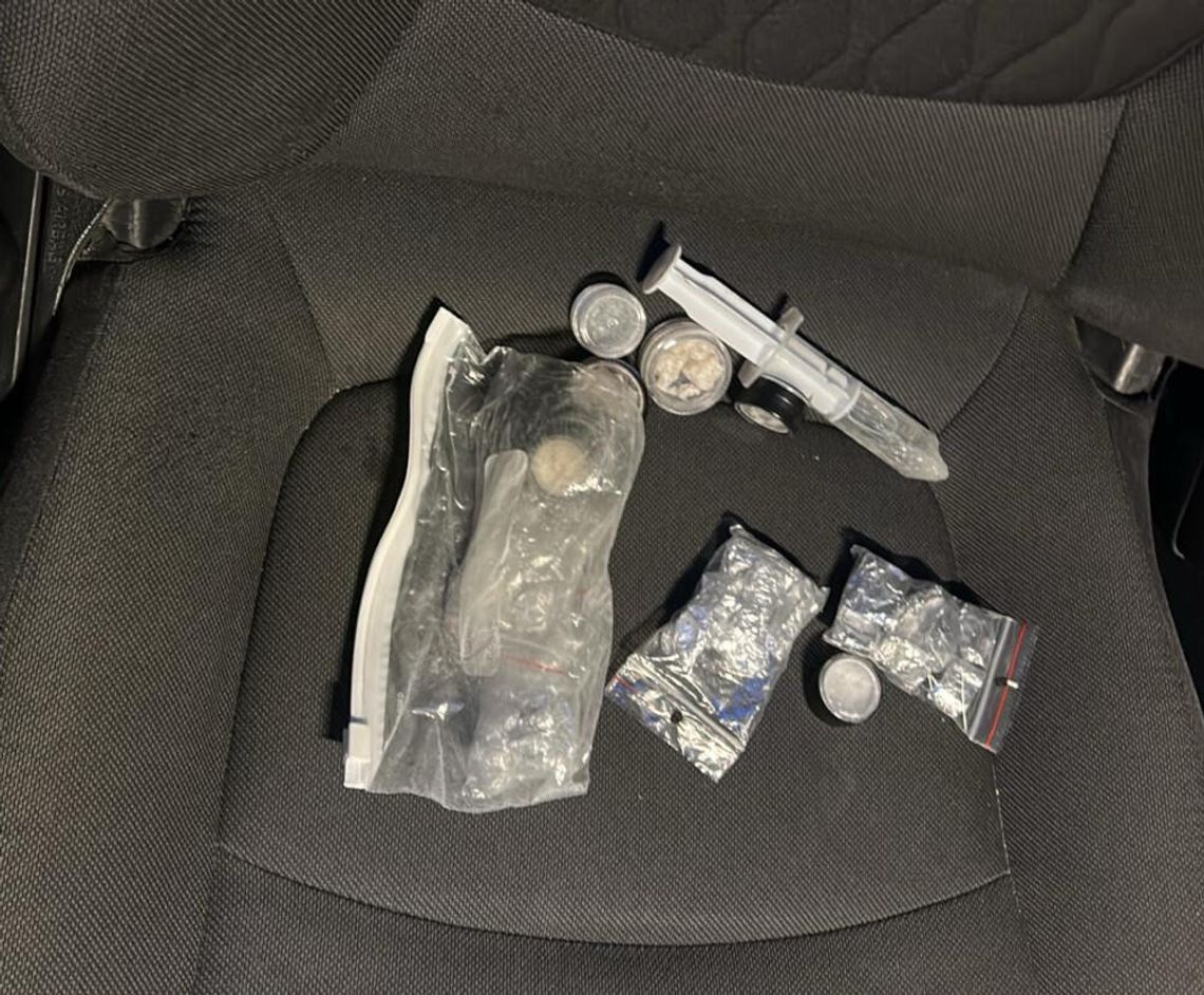 Trzech mężczyzn w BMW, biały proszek i metamfetamina w strzykawce . Twierdzą zgodnie, że to nie ich Trzech mężczyzn w BMW, biały proszek i metamfetamina w strzykawce . Twierdzą zgodnie, że to nie ich