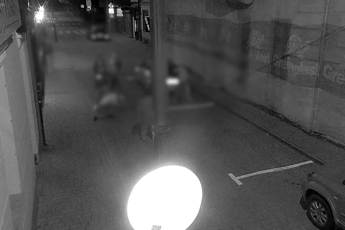 Trzech na jednego. 41-latek brutalnie pobity przed barem przez swoich kolegów