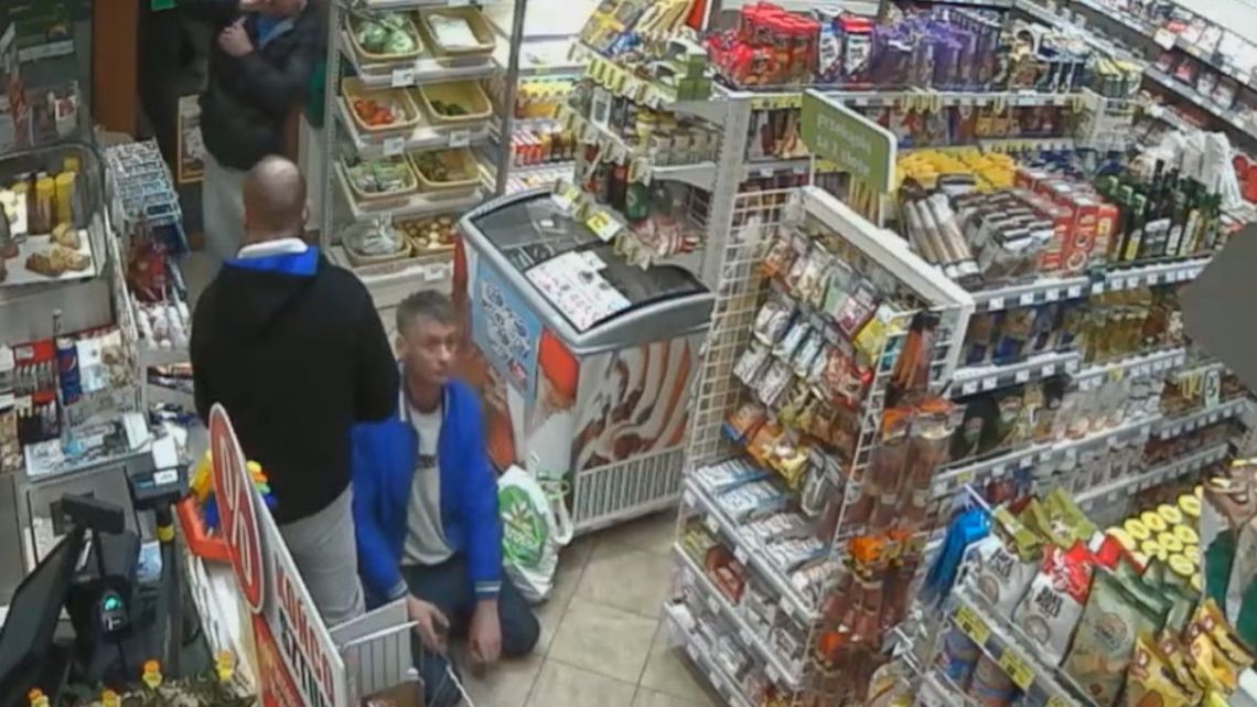 Trzech pijanych mężczyzn splądrowało market. Policja prosi o pomoc w ustaleniu ich tożsamości. WIDEO