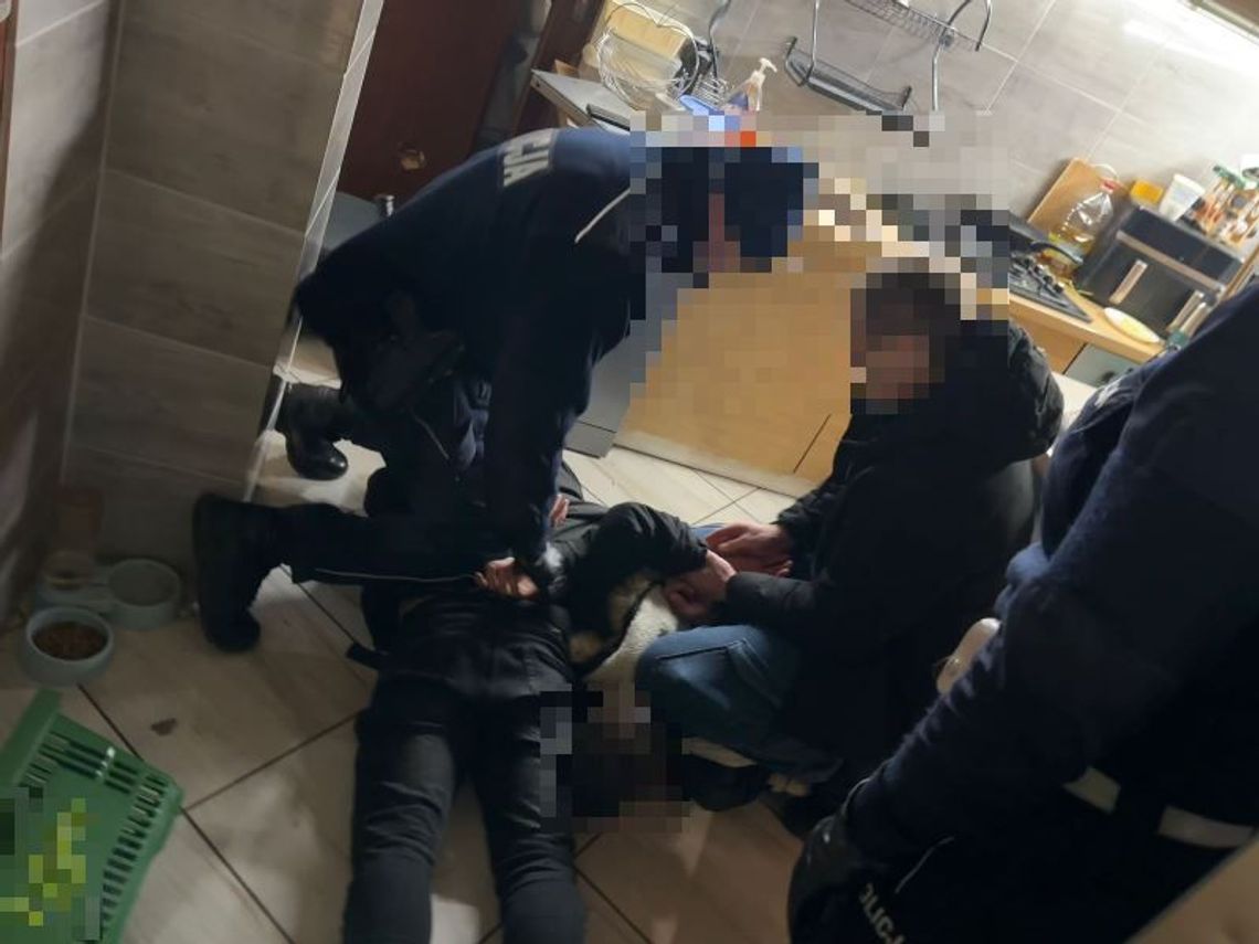 Trzej mężczyźni siali terror na ulicach, pobili matkę jednego z nich. Agresorzy trafili za kraty