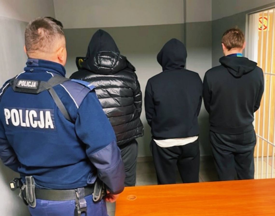 Trzej młodzi mężczyźni wpadli z narkotykami. Kilka godzin później policjanci zatrzymali kolejnego Trzej młodzi mężczyźni wpadli z narkotykami. Kilka godzin później policjanci zatrzymali kolejnego