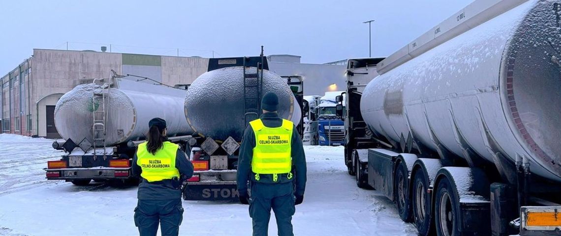 Trzy cysterny zatrzymane pod Suwałkami. Zamiast smaru przewoziły paliwo bez akcyzy