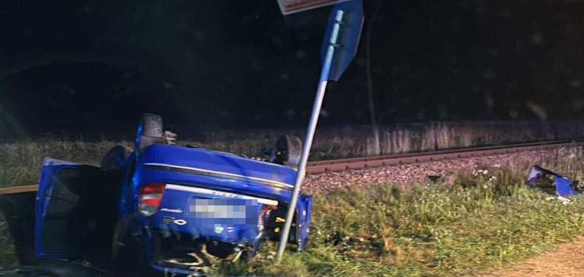Trzy osoby poważnie ranne po wypadku na przejeździe kolejowym. Kierowca skody zignorował znak STOP