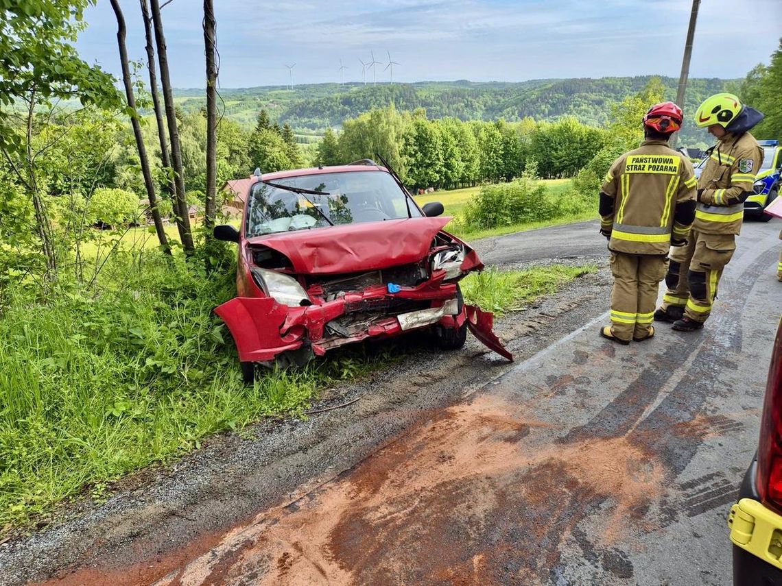 Trzy osoby ranne w zderzeniu czołowym dwóch osobówek na Podkarpaciu. Lądował śmigłowiec LPR
