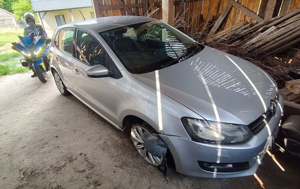 Trzy osoby spały w ukrytym w stodole aucie. Rekordowo pijany kierowca i pasażerowie zatrzymani Trzy osoby spały w ukrytym w stodole aucie. Rekordowo pijany kierowca i pasażerowie zatrzymani