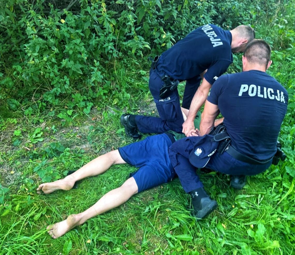 Trzy promile i ucieczka bez butów! Policjanci odnaleźli kierowcę ukrytego w krzakach