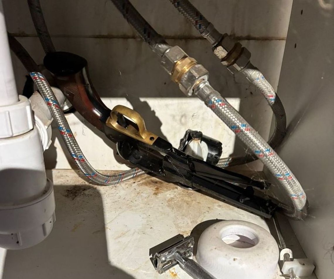 Trzymał pod zlewem rewolwer czarnoprochowy. Ostrzelał z niego dom