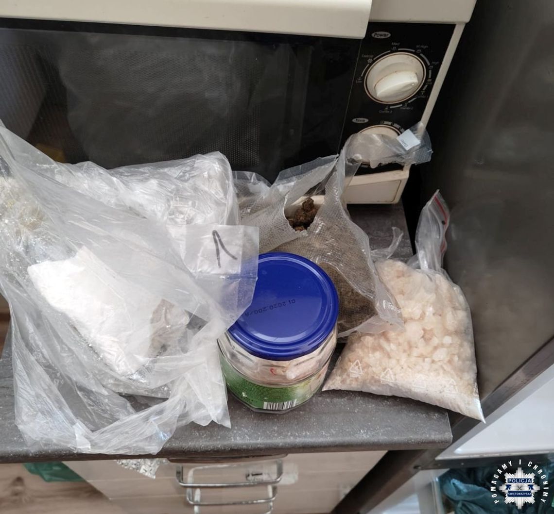 Trzymał w kuchni dużo zioła, białego proszku i kryształu. To już kolejna wpadka tego dilera