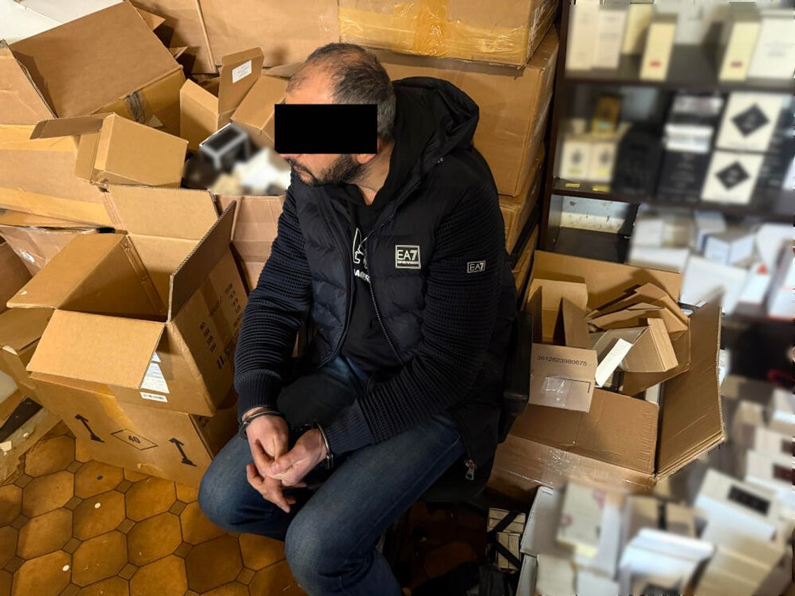Turcy mieli magazyn podróbek pod Warszawą. W środku towar wart blisko 25 milionów złotych Turcy mieli magazyn podróbek pod Warszawą. W środku towar wart blisko 25 milionów złotych