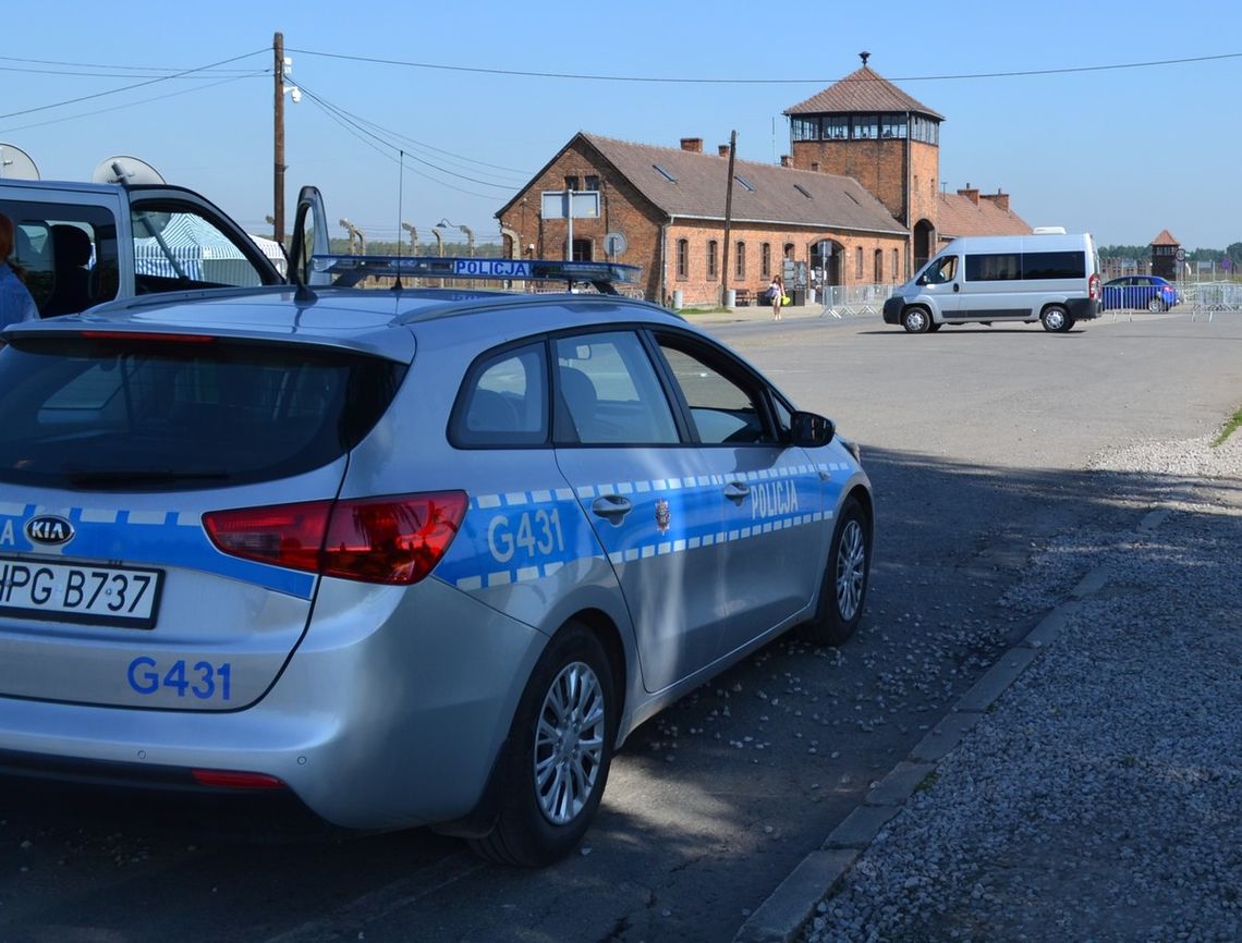Turyści z Albanii zatrzymani za hitlerowskie pozdrowienia na terenie obozu Auschwitz-Birkenau