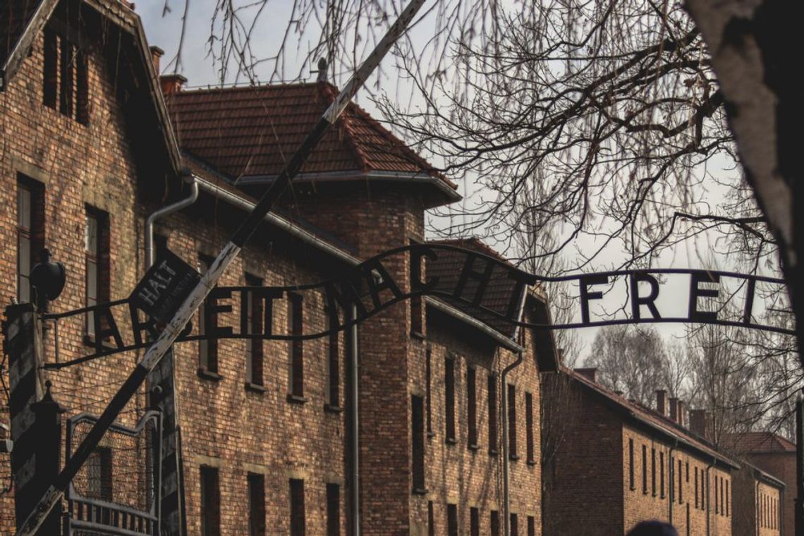 Turystka z Holandii hajlowała przed bramą do Auschwitz. Jej mąż w tym czasie robił fotki