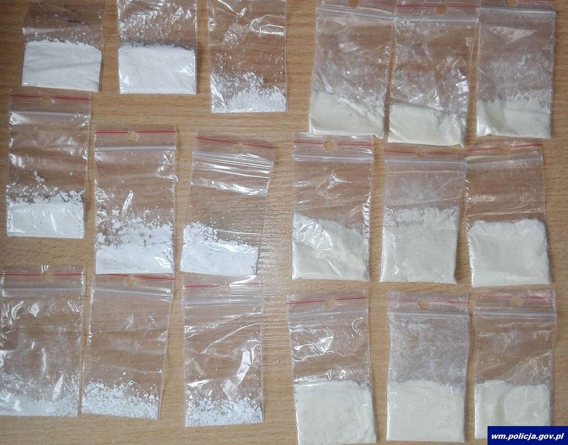 Twierdzi, że znalazł mefedron w krzakach i włożył sobie do skarpetki. Policja ustala, skąd naprawdę go wziął Twierdzi, że znalazł mefedron w krzakach i włożył sobie do skarpetki. Policja ustala, skąd naprawdę go wziął