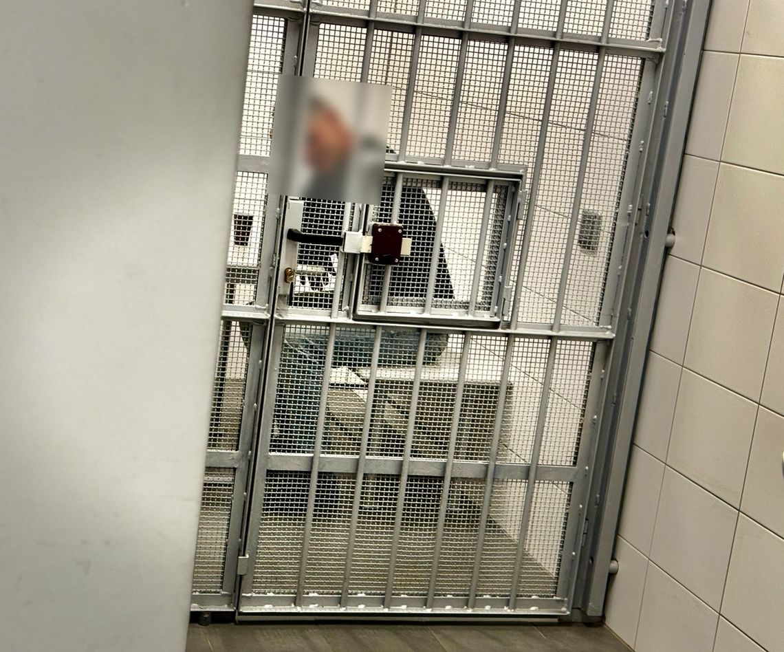 Twierdził, że nie ma kluczy do mieszkania i nie wie nic o narkotykach. W lodówce policjanci znaleźli duże ilości