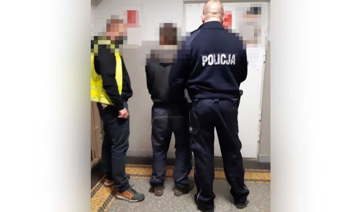 Typ skuty kajdankami przewrócił policjanta. Funkcjonariusz ma złamaną nogę