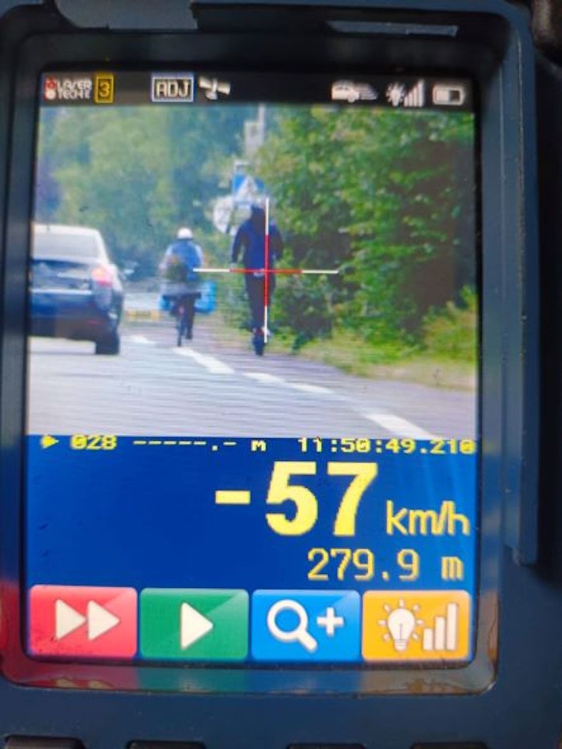 Tysiąc złotych mandatu dla pirata drogowego na hulajnodze. Jechał z prędkością 57 km/h