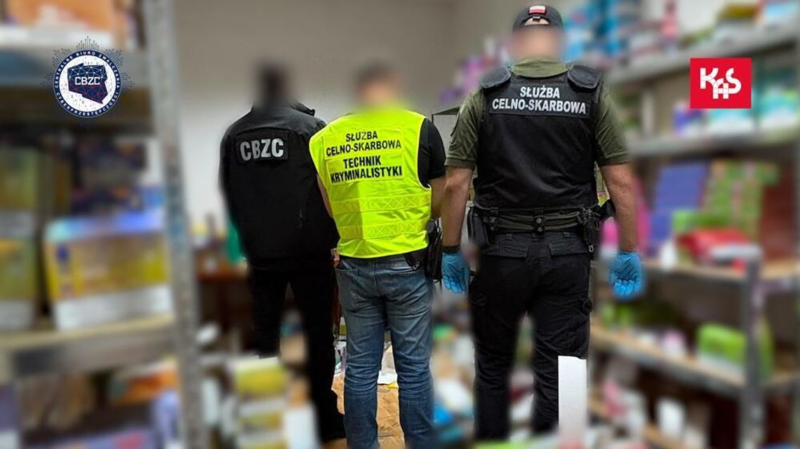 Tysiące waporyzatorów i 400 tys. złotych w gotówce. Służby uderzyły w nielegalny sklep internetowy Tysiące waporyzatorów i 400 tys. złotych w gotówce. Służby uderzyły w nielegalny sklep internetowy