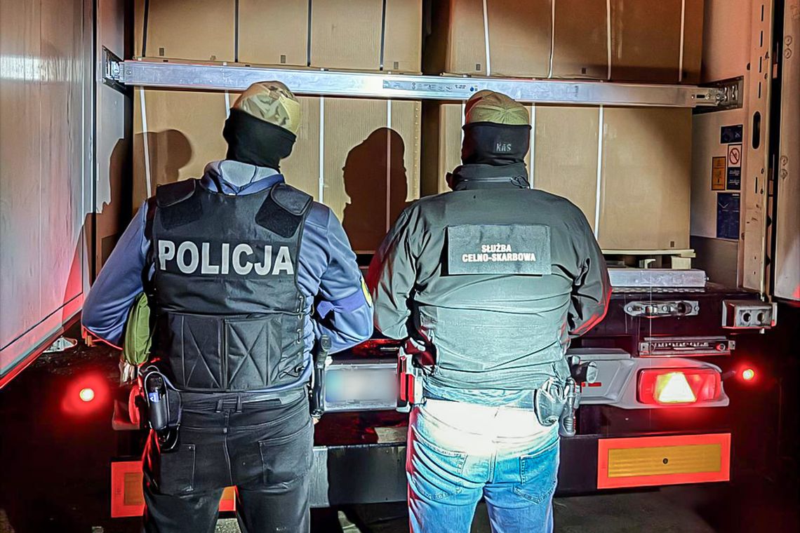 Tytoniowy magazyn wart miliony. Służby przejęły ponad 15 ton nielegalnego towaru