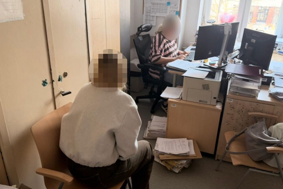 Ubrania sprzed lat, prawdziwe pieniądze w kieszeni. Tak 25-latka oszukiwała pracodawcę