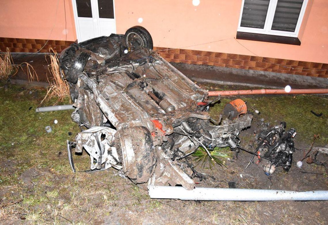 Uciekając policji jechał przez wieś 200 km/h. Seat dachował i uderzył w dom, w aucie trzech mężczyzn Uciekając policji jechał przez wieś 200 km/h. Seat dachował i uderzył w dom, w aucie trzech mężczyzn